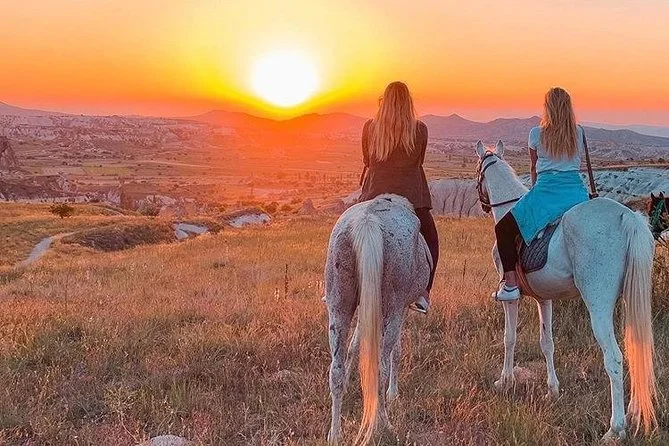 Kapadokya At Turu - Atlarla Vadilerde Romantik Gün Batımı Turu